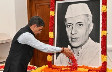 Thiru.R.N.Ravi, Hon’ble Governor of Tamil Nadu, paid floral tribute to the portrait of Pandit Jawaharlal Nehru, on the occasion of his, birth anniversary, at Raj Bhavan, Chennai - 14.11.2023.