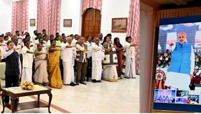 Thiru.R.N.Ravi, Hon’ble Governor of Tamil Nadu, along with Tribal representatives and Students from Tribal schools took Viksit Bharat Sankalp Pledge at launch of Viksit Bharath Yatra and inauguration of various welfare schemes by Thiru. Narendra Modi, Hon’ble Prime Minister of India, through video conference from Raj Bhavan, Chennai on 15.11.2023.