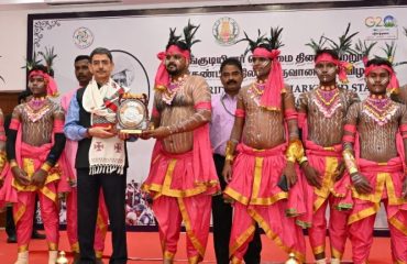 Thiru.R.N.Ravi, Hon’ble Governor of Tamil Nadu, felicitated the cultural performers at ‘Tribals Pride Day and Jharkhand Foundation Day’ Celebration, at Raj Bhavan, Chennai - 15.11.2023.