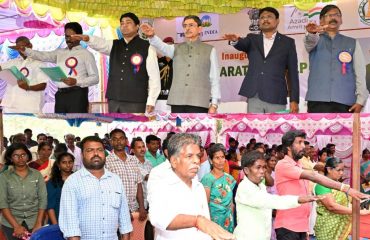 Hon’ble Governor of Tamil Nadu, took ‘Hamara Sankalp Viksit Bharat Pledge’ along with Tribal people at Forestry Higher Secondary School, Kovilur Panchayat, Jamunamarathur, Thiruvannamalai - 16.11.2023.