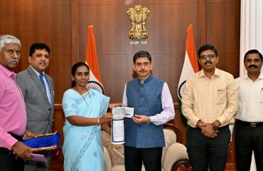 Thiru.R.N.Ravi, Hon'ble Governor of Tamil Nadu contributed Rs.2,50,000/- (Rupees Two Lakh Fifty thousand only) towards the Armed Forces Flag Day Fund at Raj Bhavan, Chennai - 07.12.2023. Thiru. R Kirlosh Kumar, I.A.S., Secretary to Governor, Thiru.A.Sivaganam, IAS., Addl Secretary to Government, Public Department, Tmt.Rashmi Siddharth Zagade, IAS., Collector, Chennai District and officials were present.