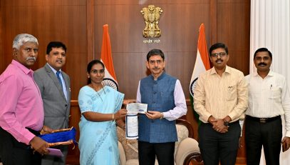 Thiru.R.N.Ravi, Hon'ble Governor of Tamil Nadu contributed Rs.2,50,000/- (Rupees Two Lakh Fifty thousand only) towards the Armed Forces Flag Day Fund at Raj Bhavan, Chennai - 07.12.2023. Thiru. R Kirlosh Kumar, I.A.S., Secretary to Governor, Thiru.A.Sivaganam, IAS., Addl Secretary to Government, Public Department, Tmt.Rashmi Siddharth Zagade, IAS., Collector, Chennai District and officials were present.