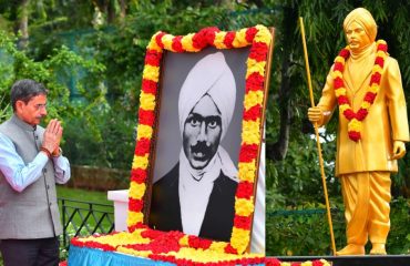 Thiru.R.N.Ravi, Hon'ble Governor of Tamil Nadu, paid floral tribute to the Portrait of Mahakavi Subramania Bharathiar, on the occassion of his birth anniversary, at Raj Bhavan, Chennai - 11.12.2023