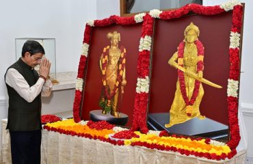 Thiru. R.N.Ravi, Hon’ble Governor of Tamil Nadu, paid floral tribute to the portraits of Veeramangai Velu Nachiyar and Veerapandia Kattabomman on the occasion of their birth anniversary at Raj Bhavan, Chennai - 03.01.2024