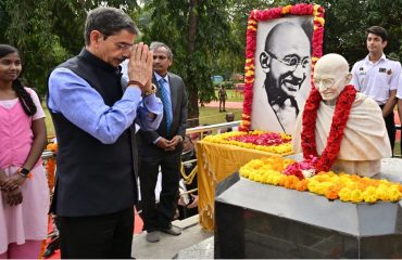 Thiru.R.N.Ravi, Hon’ble Governor of Tamil Nadu, along with the school children, paid floral tributes to Mahatma Gandhi, at Gandhi Mandapam, Chennai - 30.01.2024