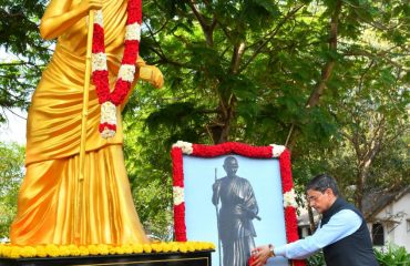 Thiru.R.N.Ravi, Hon'ble Governor of Tamil Nadu, paid floral tributes to the portrait of Avvaiyar at Avvaiyar statue on the occasion of International Women’s Day at Raj Bhavan, Chennai - 08.03.2024.