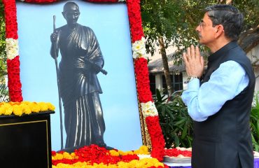 Thiru.R.N.Ravi, Hon'ble Governor of Tamil Nadu, paid floral tributes to the portrait of Avvaiyar at Avvaiyar statue on the occasion of International Women’s Day at Raj Bhavan, Chennai - 08.03.2024.
