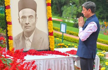 Hon'ble Governor of Tamil Nadu paid floral tribute to the great son of Maa Bharati, Swatantraya Veer Vinayak Damodar Savarkar on his birth anniversary at, Raj Bhavan, Udhagamandalam - 28.05.2024