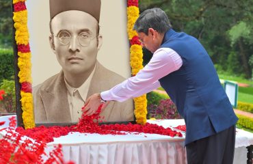 Hon'ble Governor of Tamil Nadu paid floral tribute to the great son of Maa Bharati, Swatantraya Veer Vinayak Damodar Savarkar on his birth anniversary at, Raj Bhavan, Udhagamandalam - 28.05.2024
