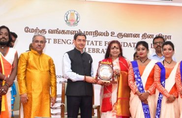 In a function celebrating West Bengal State Foundation Day, Raj Bhavan, Tamil Nadu, Hon'ble Governor of Tamil Nadu, Thiru R.N. Ravi, along with the invitees, witnessed the splendid cultural performance by the artisits on “Agnishopothe Rabindranath“ based on patriotic songs by Rabindranath Tagore & song on Women's Empowerment, based on the concept of “Viksit Bharat“. The Governor also felicitated the performing artists on 21.06.2024