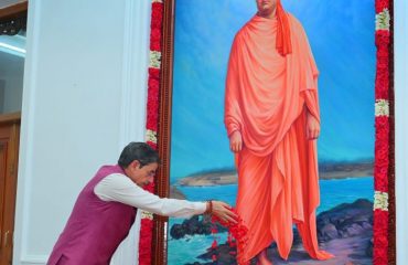 Thiru. R.N. Ravi, Hon'ble Governor of Tamil Nadu, paid floral tribute to portrait of Swami Vivekananda on the anniversary of his Samadhi Day at Raj Bhavan, Chennai - 04.07.2024.