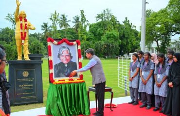 Thiru.R.N.Ravi, Hon’ble Governor of Tamil Nadu, along with the students of Adarsh Matric Hr. Sec. School, Vaniyambadi, Tirupathur paid floral tributes to the portrait of Dr. A.P.J. Abdul Kalam, Former President of India on his death anniversary at Raj Bhavan, Chennai - 27.07.2024.