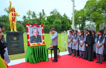 Thiru.R.N.Ravi, Hon’ble Governor of Tamil Nadu, along with the students of Adarsh Matric Hr. Sec. School, Vaniyambadi, Tirupathur paid floral tributes to the portrait of Dr. A.P.J. Abdul Kalam, Former President of India on his death anniversary at Raj Bhavan, Chennai on 27.07.2024.