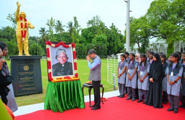 Thiru.R.N.Ravi, Hon’ble Governor of Tamil Nadu, along with the students of Adarsh Matric Hr. Sec. School, Vaniyambadi, Tirupathur paid floral tributes to the portrait of Dr. A.P.J. Abdul Kalam, Former President of India on his death anniversary at Raj Bhavan, Chennai on 27.07.2024.