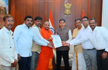 Members of All India Weavers Welfare Association called on Thiru.R.N.Ravi, Hon'ble Governor of Tamil Nadu at Raj Bhavan, Chennai - 07.08.2024.