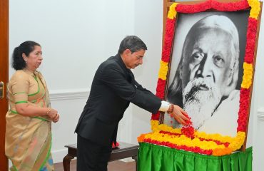 Thiru.R.N.Ravi, Hon’ble Governor of Tamil Nadu, paid floral tribute to the Portrait of Shri. Aurobindo, on his 152nd birth anniversary, at Raj Bhavan, Chennai - 15.08.2024. Tmt. Laxmi Ravi, First Lady of Tamil Nadu, was present.