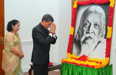 Thiru.R.N.Ravi, Hon’ble Governor of Tamil Nadu, paid floral tribute to the Portrait of Shri. Aurobindo, on his 152nd birth anniversary, at Raj Bhavan, Chennai - 15.08.2024. Tmt. Laxmi Ravi, First Lady of Tamil Nadu, was present.