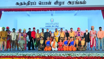 Thiru.R.N.Ravi, Hon’ble Governor of Tamil Nadu, Tmt. Laxmi Ravi, First Lady of Tamil Nadu, felicitated the cultural artists at ,“At Home” function Raj Bhavan, Chennai - 15.08.2024.