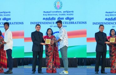 Thiru.R.N.Ravi, Hon’ble Governor of Tamil Nadu, Tmt. Laxmi Ravi, First Lady of Tamil Nadu, distributed prizes to the winners of ‘Freedom Run Marathon’ during “At Home” function held at Raj Bhavan, Chennai - 15.08.2024.