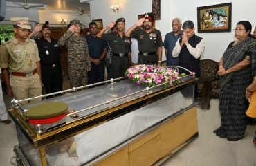 Thiru.R.N.Ravi, Hon’ble Governor of Tamil Nadu, offered floral tributes and paid last respects to former Army Chief General S. Padmanabhan at his residence in Adyar, Chennai - 19.08.2024. He also expressed his deepest condolences to the family members.