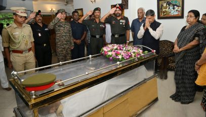 Thiru.R.N.Ravi, Hon’ble Governor of Tamil Nadu, offered floral tributes and paid last respects to former Army Chief General S. Padmanabhan at his residence in Adyar, Chennai - 19.08.2024. He also expressed his deepest condolences to the family members.