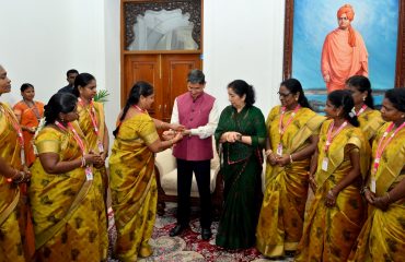 Members of Brahma Kumaris, Transgender Resource Centre, Mangayar Mangalam and Raj Bhavan Self Help Group tied Rakhi to Thiru.R.N.Ravi, Hon’ble Governor of Tamil Nadu and Tmt. Laxmi Ravi, Lady Governor, on the auspicious occasion of Raksha Bandhan, at Raj Bhavan, Chennai on 19.08.2024.