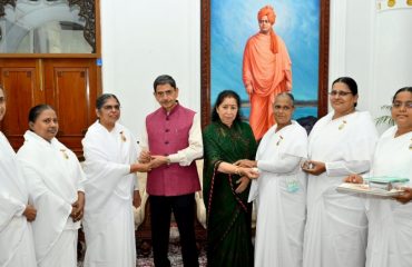 Members of Brahma Kumaris, Transgender Resource Centre, Mangayar Mangalam and Raj Bhavan Self Help Group tied Rakhi to Thiru.R.N.Ravi, Hon’ble Governor of Tamil Nadu and Tmt. Laxmi Ravi, Lady Governor, on the auspicious occasion of Raksha Bandhan, at Raj Bhavan, Chennai on 19.08.2024.