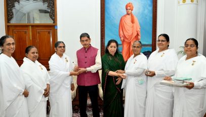 Members of Brahma Kumaris, Transgender Resource Centre, Mangayar Mangalam and Raj Bhavan Self Help Group tied Rakhi to Thiru.R.N.Ravi, Hon’ble Governor of Tamil Nadu and Tmt. Laxmi Ravi, Lady Governor, on the auspicious occasion of Raksha Bandhan, at Raj Bhavan, Chennai on 19.08.2024.