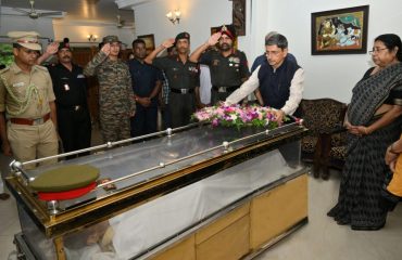 Thiru.R.N.Ravi, Hon’ble Governor of Tamil Nadu, offered floral tributes and paid last respects to former Army Chief General S. Padmanabhan at his residence in Adyar, Chennai - 19.08.2024. He also expressed his deepest condolences to the family members.