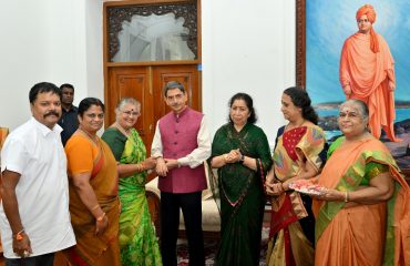 Members of Brahma Kumaris, Transgender Resource Centre, Mangayar Mangalam and Raj Bhavan Self Help Group tied Rakhi to Thiru.R.N.Ravi, Hon’ble Governor of Tamil Nadu and Tmt. Laxmi Ravi, Lady Governor, on the auspicious occasion of Raksha Bandhan, at Raj Bhavan, Chennai on 19.08.2024.
