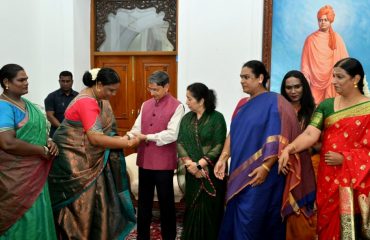 Members of Brahma Kumaris, Transgender Resource Centre, Mangayar Mangalam and Raj Bhavan Self Help Group tied Rakhi to Thiru.R.N.Ravi, Hon’ble Governor of Tamil Nadu and Tmt. Laxmi Ravi, Lady Governor, on the auspicious occasion of Raksha Bandhan, at Raj Bhavan, Chennai on 19.08.2024.