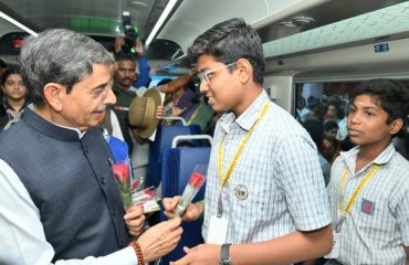 Thiru. Narendra Modi, Hon’ble Prime Minister of India, flagged off new Vande Bharat trains running between Chennai - Nagercoil and Madurai - Bengaluru. Thiru. R.N. Ravi, Hon'ble Governor of Tamil Nadu, warmly interacted with and extended his greetings to the school students travelling in Chennai - Nagercoil Vande Bharat train at Puratchi Thalaivar Dr. M.G. Ramachandran Central Railway Station , Chennai on 31.08.2024.