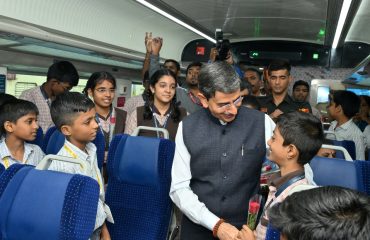 Thiru. Narendra Modi, Hon’ble Prime Minister of India, flagged off new Vande Bharat trains running between Chennai - Nagercoil and Madurai - Bengaluru. Thiru. R.N. Ravi, Hon'ble Governor of Tamil Nadu, warmly interacted with and extended his greetings to the school students travelling in Chennai - Nagercoil Vande Bharat train at Puratchi Thalaivar Dr. M.G. Ramachandran Central Railway Station , Chennai on 31.08.2024.