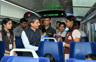 Thiru. Narendra Modi, Hon’ble Prime Minister of India, flagged off new Vande Bharat trains running between Chennai - Nagercoil and Madurai - Bengaluru. Thiru. R.N. Ravi, Hon'ble Governor of Tamil Nadu, warmly interacted with and extended his greetings to the school students travelling in Chennai - Nagercoil Vande Bharat train at Puratchi Thalaivar Dr. M.G. Ramachandran Central Railway Station , Chennai on 31.08.2024.