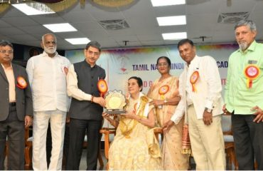 Thiru. R.N. Ravi, Hon'ble Governor of Tamil Nadu, presented the Jeevanoplabdhi Awards at the one day National Hindi Seminar and Awards Ceremony held at D.G. Vaishnav college, Chennai - 03.09.2024.