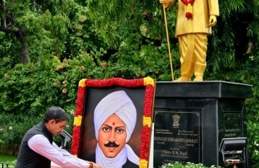 Thiru.R.N.Ravi, Hon’ble Governor of Tamil Nadu, paid floral tribute to the Portrait of Mahakavi Subramaniya Bharathiyar on the occasion of his death anniversary at Raj Bhavan, Chennai - 11.09.2024.