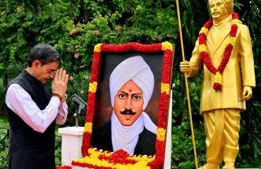 Thiru.R.N.Ravi, Hon’ble Governor of Tamil Nadu, paid floral tribute to the Portrait of Mahakavi Subramaniya Bharathiyar on the occasion of his death anniversary at Raj Bhavan, Chennai - 11.09.2024.