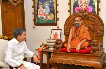 Thiru.R.N.Ravi, Hon’ble Governor of Tamil Nadu, met His Holiness Sri Krishnanandha Thirtha Mahaswami Ji, Peethadhipathi of Shakatapuram Shrividya Peetham, Chikmagalur who is observing Chaturmasya Vratham at Shri Jagadguru Badari Shankaracharya Samasthanam, Tambaram East, Chennai - 16.09.2024.