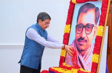 Thiru.R.N.Ravi, Hon’ble Governor of Tamil Nadu, paid floral tribute to the portrait of Pandit Deendayal Upadhyaya on his birth anniversary at Raj Bhavan, Chennai on 25.09.2024. He was one of the greatest Indian social and political thinker of twentieth century, a great visionary and staunch opponent of social discrimination.