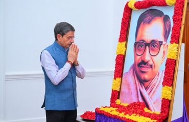 Thiru.R.N.Ravi, Hon’ble Governor of Tamil Nadu, paid floral tribute to the portrait of Pandit Deendayal Upadhyaya on his birth anniversary at Raj Bhavan, Chennai on 25.09.2024. He was one of the greatest Indian social and political thinker of twentieth century, a great visionary and staunch opponent of social discrimination.