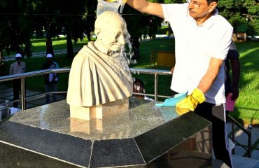 Thiru. R.N. Ravi Hon’ble Governor of Tamil Nadu, alongside hundreds of volunteers from across Tamil Nadu, participated in a cleanliness drive. He cleaned Mahatma Gandhi's statue as part of Swachhata Hi Seva 2024 campaign initiated by Hon’ble Prime Minister of India, at Gandhi Mandapam, Chennai - 01.10.2024.