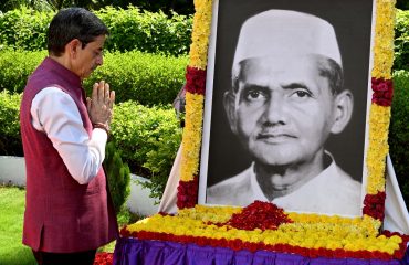 Thiru. R.N.Ravi, Hon'ble Governor of Tamil Nadu, paid floral tribute to the Portrait of Bharath Ratna former Prime Minister of India, Thiru.Lal Bahadur Shastri on the occasion of his birth anniversary at Raj Bhavan, Chennai - 02.10.2024.