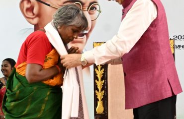 Thiru. R.N.Ravi, Hon'ble Governor of Tamil Nadu, felicitated sanitary workers of Gandhi Mandapam, on the occasion of Gandhi Jayanthi Celebrations, held at Gandhi Mandapam, Guindy, Chennai - 02.10.2024.