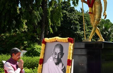 Thiru. R.N.Ravi, Hon'ble Governor of Tamil Nadu, paid floral tribute to the Portrait of Mahatma Gandhi on the occasion of Gandhi Jayanthi at Raj Bhavan, Chennai - 02.10.2024.