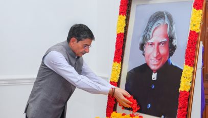 Thiru. R.N.Ravi, Hon’ble Governor of Tamil Nadu, paid floral tribute to the portrait of Dr. A.P.J. Abdul Kalam, former President of India on the occasion of his birth anniversary at Raj Bhavan, Chennai - 15.10.2024.