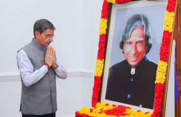 Thiru. R.N.Ravi, Hon’ble Governor of Tamil Nadu, paid floral tribute to the portrait of Dr. A.P.J. Abdul Kalam, former President of India on the occasion of his birth anniversary at Raj Bhavan, Chennai - 15.10.2024.