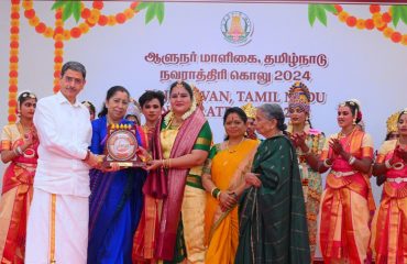 Thiru. R.N.Ravi, Hon'ble Governor of Tamil Nadu and Tmt.Laxmi Ravi, First Lady of Tamil Nadu, felicitated the Students of Vinayaga Natyalaya for the Bharathanatyam performance on the final day of Golu, at Raj Bhavan, Chennai - 12.10.2024. Devotional Song performance of Chinmaya Sisters Tmt. Uma & Tmt.Radhika and her troupe also captivated the audience.