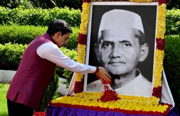 Thiru. R.N.Ravi, Hon'ble Governor of Tamil Nadu, paid floral tribute to the Portrait of Bharath Ratna former Prime Minister of India, Thiru.Lal Bahadur Shastri on the occasion of his birth anniversary at Raj Bhavan, Chennai - 02.10.2024.