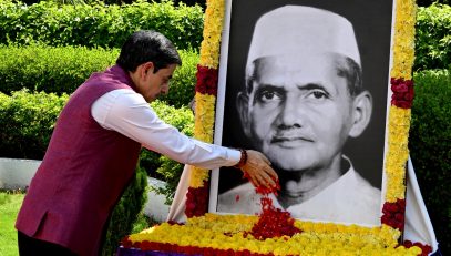 Thiru. R.N.Ravi, Hon'ble Governor of Tamil Nadu, paid floral tribute to the Portrait of Bharath Ratna former Prime Minister of India, Thiru.Lal Bahadur Shastri on the occasion of his birth anniversary at Raj Bhavan, Chennai - 02.10.2024.