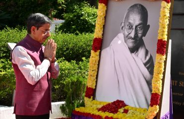 Thiru. R.N.Ravi, Hon'ble Governor of Tamil Nadu, paid floral tribute to the Portrait of Mahatma Gandhi on the occasion of Gandhi Jayanthi at Raj Bhavan, Chennai - 02.10.2024.